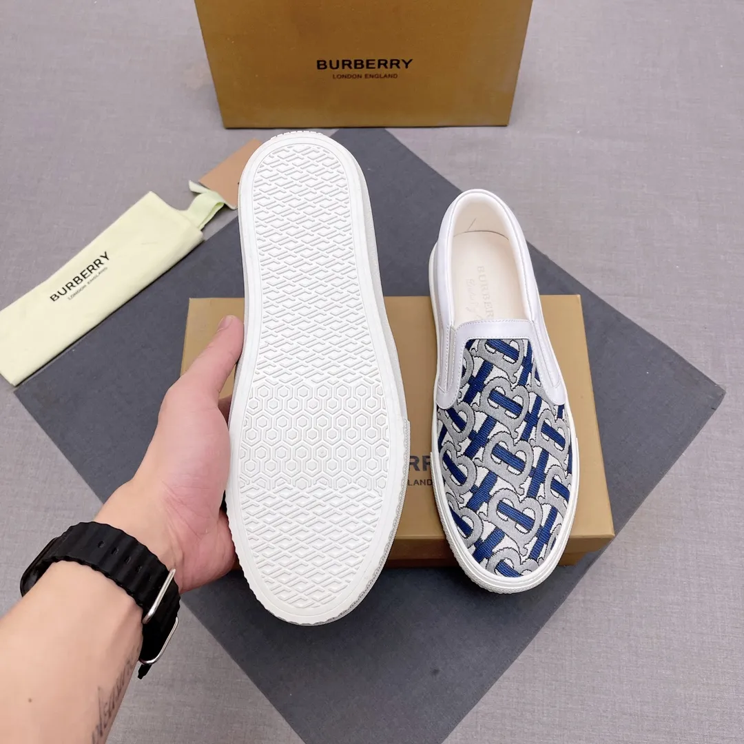 ◾️▫️P360. B's 2023 spring and summer new product, men's classic low-top slip-on sneakers, made of classic retro B's printed canvas material, spliced ​​with layered calfskin, and decorated with a new brand logo. First-layer cowhide lining, embossed Burberry logo on the heel, and original TPU outsole! Size: 38-45 No. 004